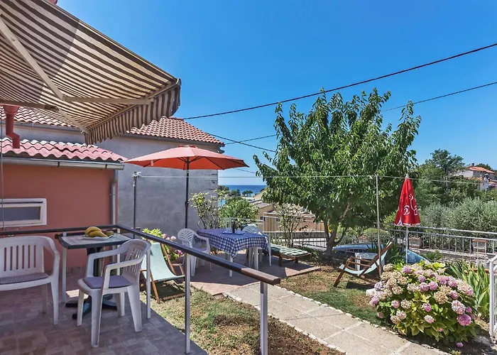 Vikendica Awesome In With Kitchen Pula